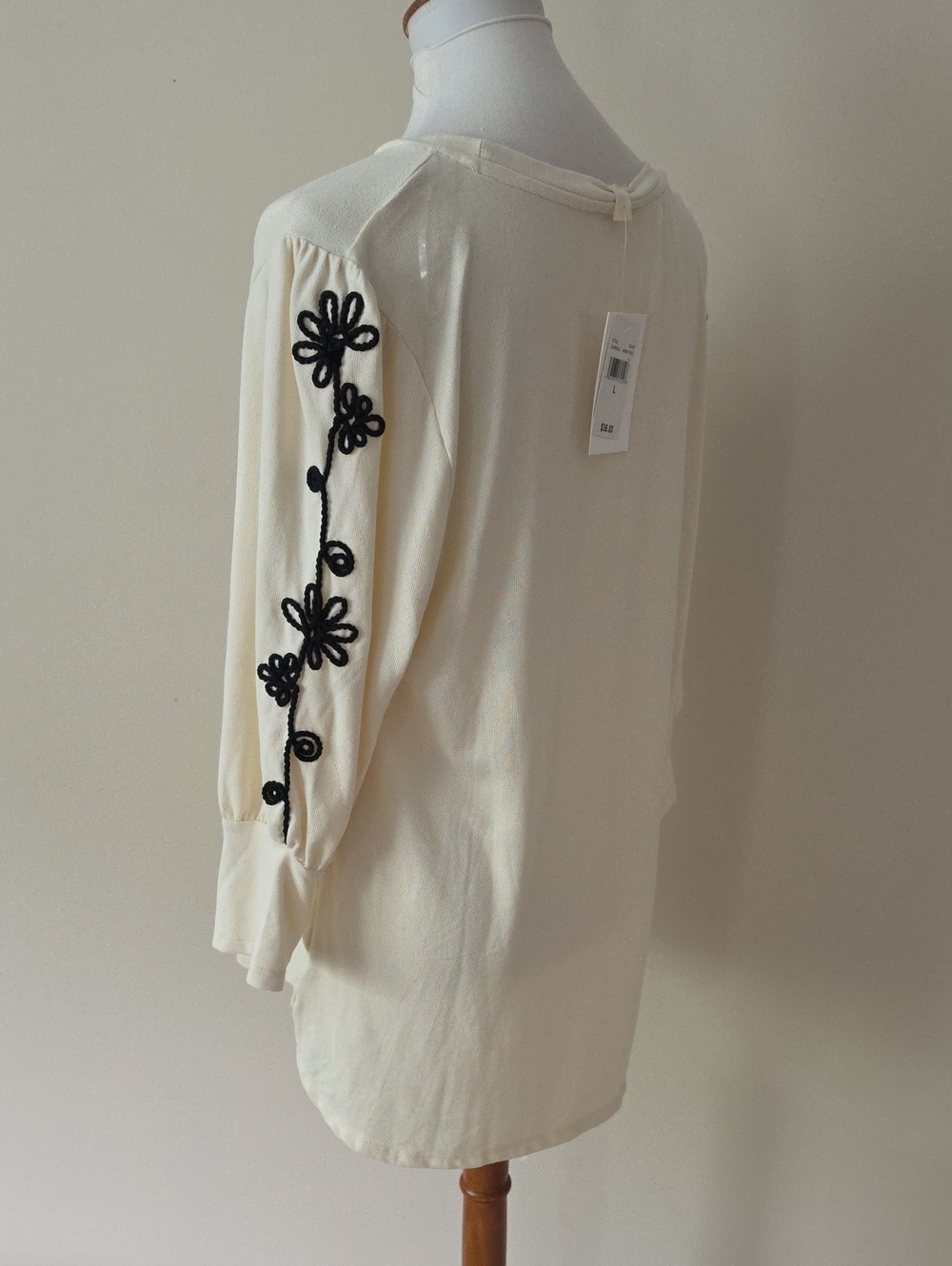Como Blu Cream 3/4 Sleeve Top with Black Floral Embroidery Brand New